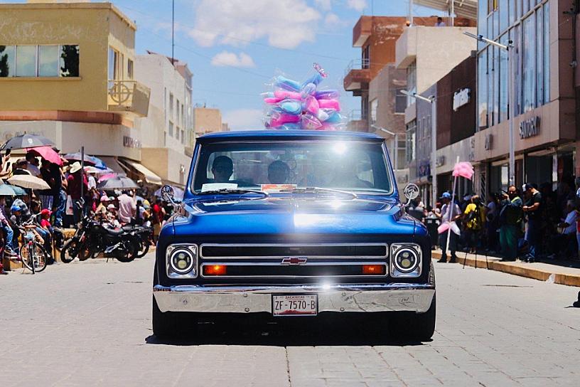 DISFRUTAN FRESNILLENSES TRADICIONAL DESFILE DE AUTOS ANTIGUOS 