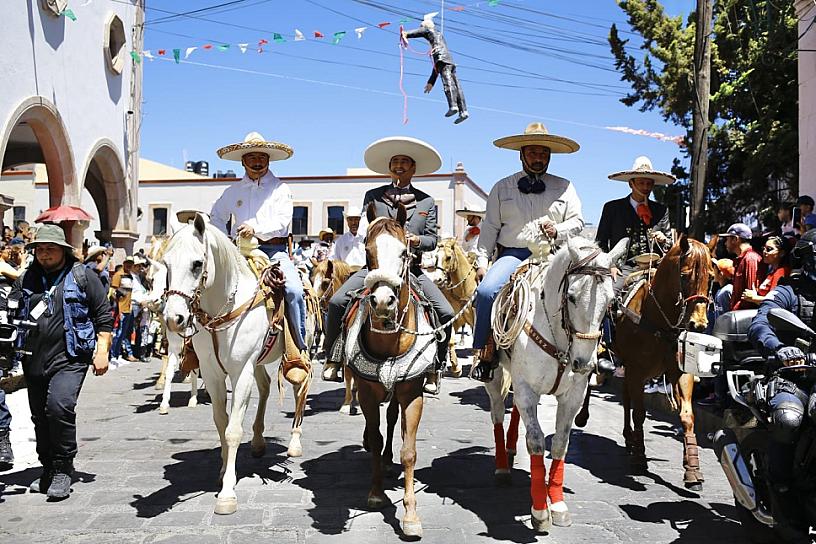 DISFRUTAN GUADALUPENSES QUEMA DE JUDAS Y DESFILE DE CABALGANTES 