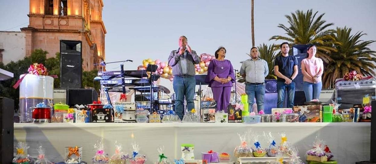 DISFRUTAN MADRES DE FAMILIA DE FESTIVAL EN JUAN ALDAMA
