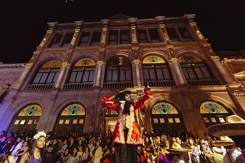 DISFRUTAN MÁS DE 70 MIL PERSONAS DEL GRAN DESFILE DE DÍA DE MUERTOS 2024 