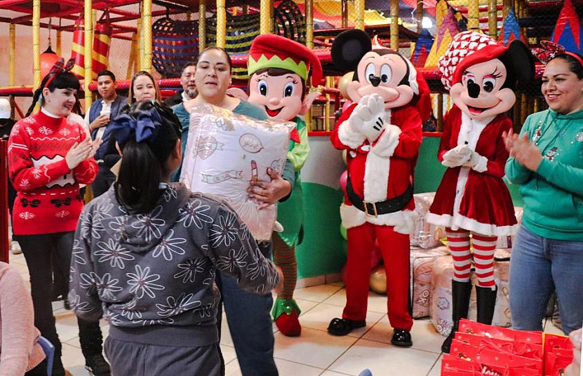 Disfrutan niñas y niños de Casa Cuna “Plácido Domingo” de convivencia navideña 