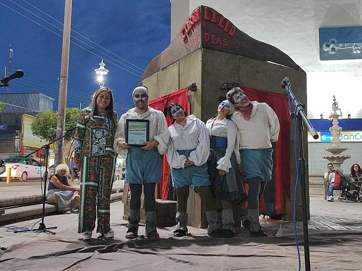 DISFRUTAN RIOGENSES DE "CORRALILLO DE COMEDIA"