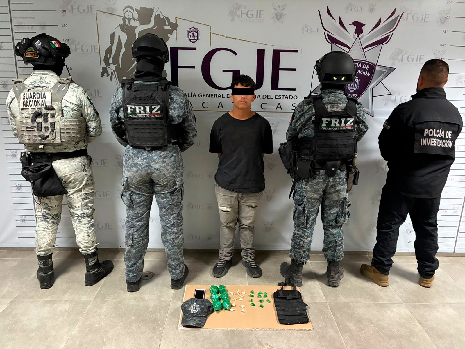 DETIENEN A HOMBRE CON DIVERSAS DOSIS DE DROGA Y VESTIMENTA OFICIAL