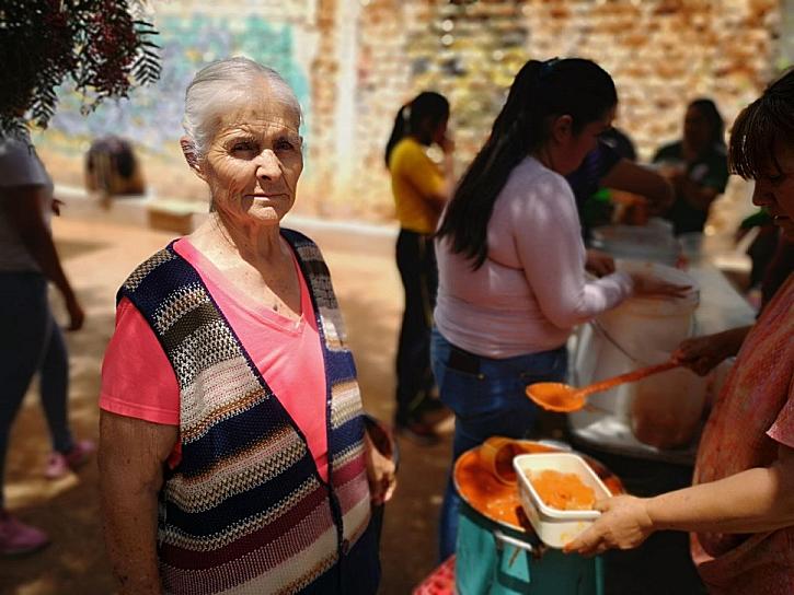 DOÑA PASCUALA ENTREGA RELIQUIA EN EL DÍA DE LA SANTA CRUZ 