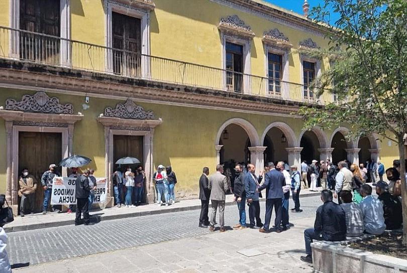 DOCENTES TOMAN SEDUZAC Y BLOQUEAN TEATRO HINOJOSA; EXIGEN PAGO DE QUINCENA