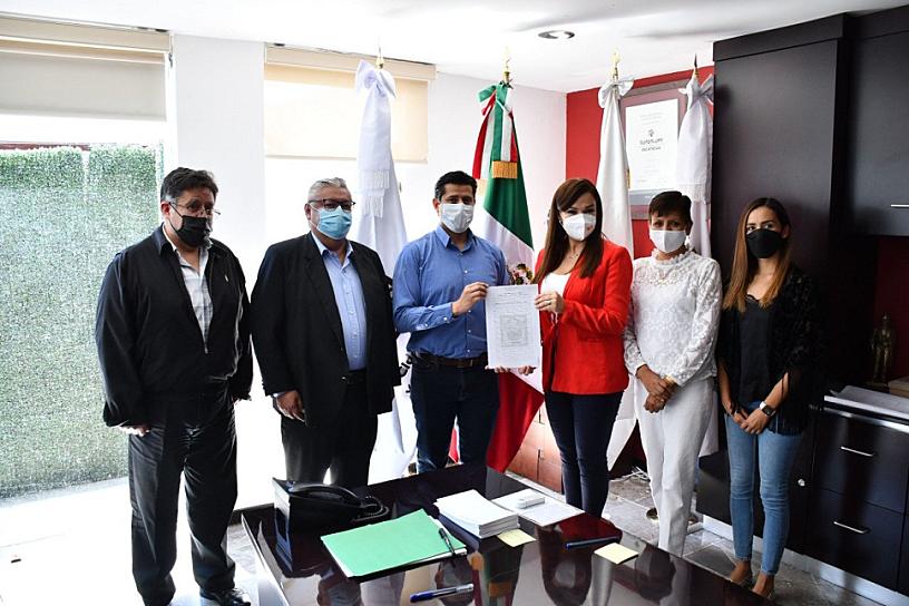 DONA CHÁVEZ PADILLA TERRENO A JUBILADOS DEL SNTE