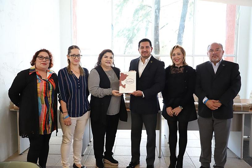 DONAN 2,500 LIBROS A BIBLIOTECA DE EL MINERAL