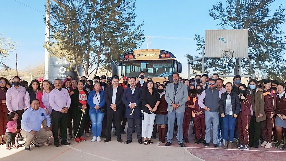DONAN AUTOBÚS A ESTUDIANTES DE EL LAMPOTAL 
