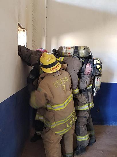 DONAN EQUIPO A BOMBEROS DE JALPA 