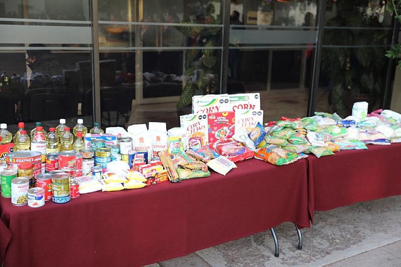 DONAN TRABAJADORES DE LA SEZ ALIMENTOS PARA FAMILIAS VULNERABLES