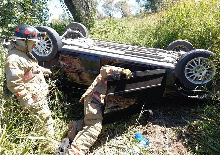 DOS LESIONADOS DEJA UNA VOLCADURA EN TLALTENANGO