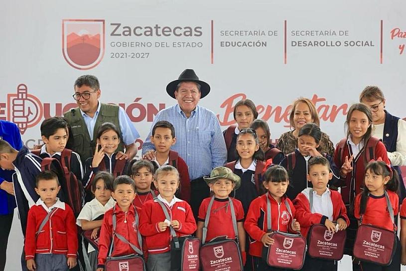 DOTA DMA DE MOCHILAS Y LONCHERAS A ESTUDIANTES FRESNILLENSES