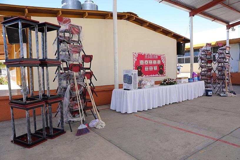 DOTAN A ESTUDIANTES CON MATERIAL EDUCATIVO 