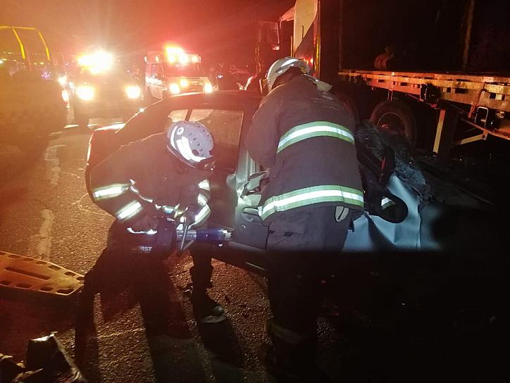 JOVEN QUEDA PRENSADO; UN TRAILER EMBISTIÓ EL AUTO EN EL QUE VIAJABA 