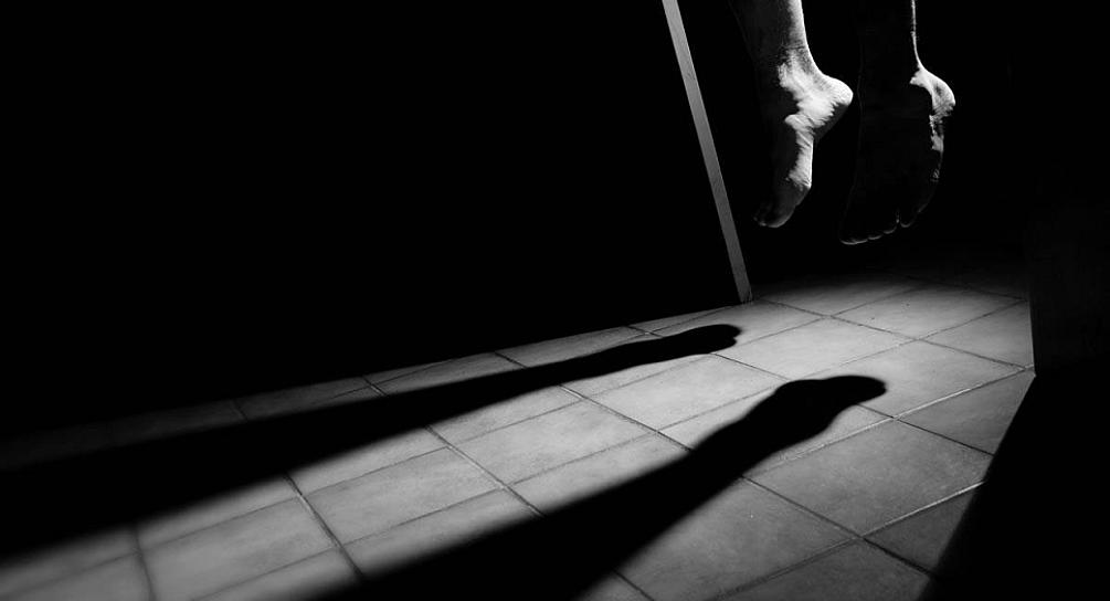 HALLAN A JOVEN SUSPENDIDO DE UN ÁRBOL; SE PRESUME SUICIDIO 
