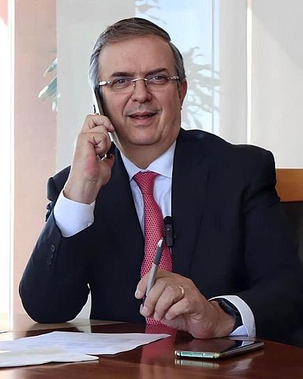 EBRARD SE QUEDA EN MORENA; DICE NO A MC