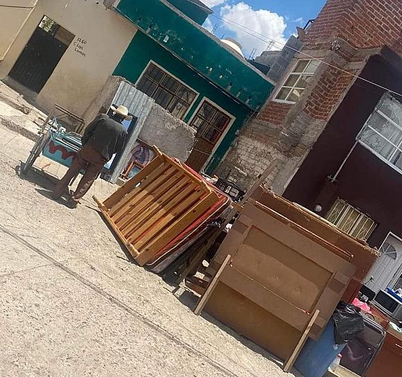 ECHAN A ABUELITO DE SU CASA; LE DEJAN TODAS SUS COSAS EN LA CALLE, SUCEDIÓ EN TRANCOSO