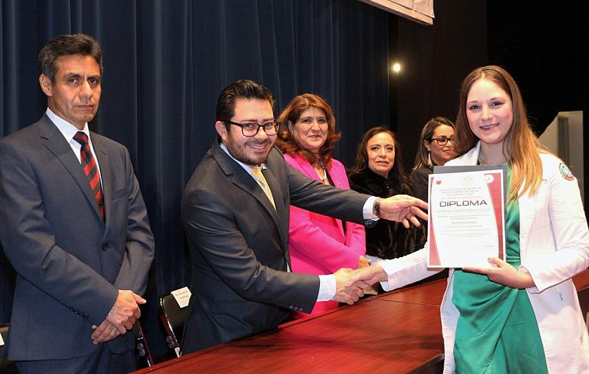 EGRESAN 15 MÉDICOS ESPECIALISTAS 
