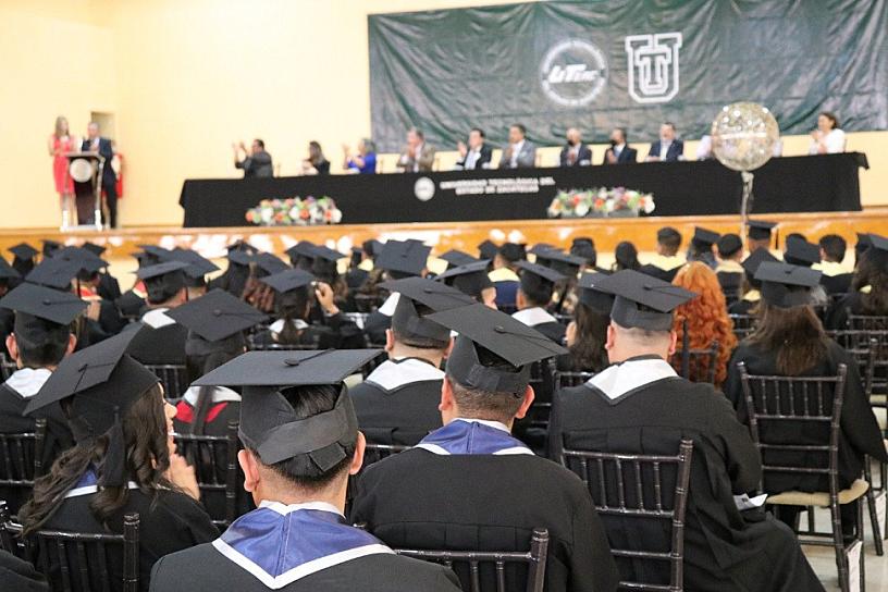 EGRESAN 392 PROFESIONISTAS DE LA UTZAC