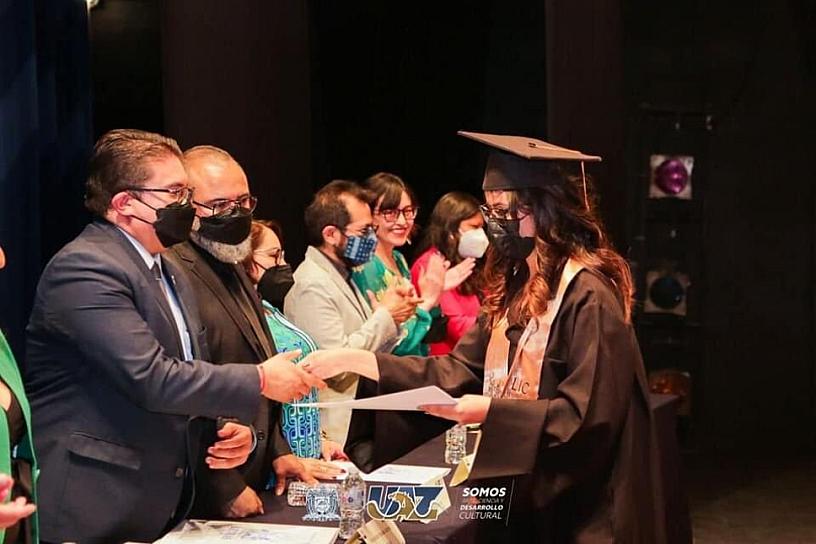 EGRESAN 40 ALUMNOS DE LETRAS DE LA UAZ