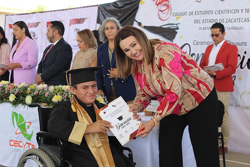EGRESAN DEL CECYTEZ MIL 900 ESTUDIANTES 