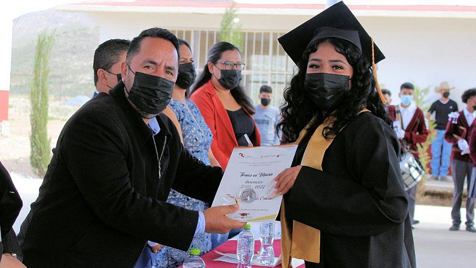 EGRESAN DEL CECYTEZ MÁS DE MIL 800 JÓVENES 