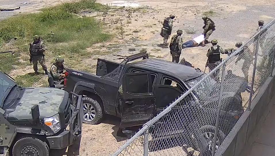 EJECUTAN MILITARES A CIVILES ARMADOS