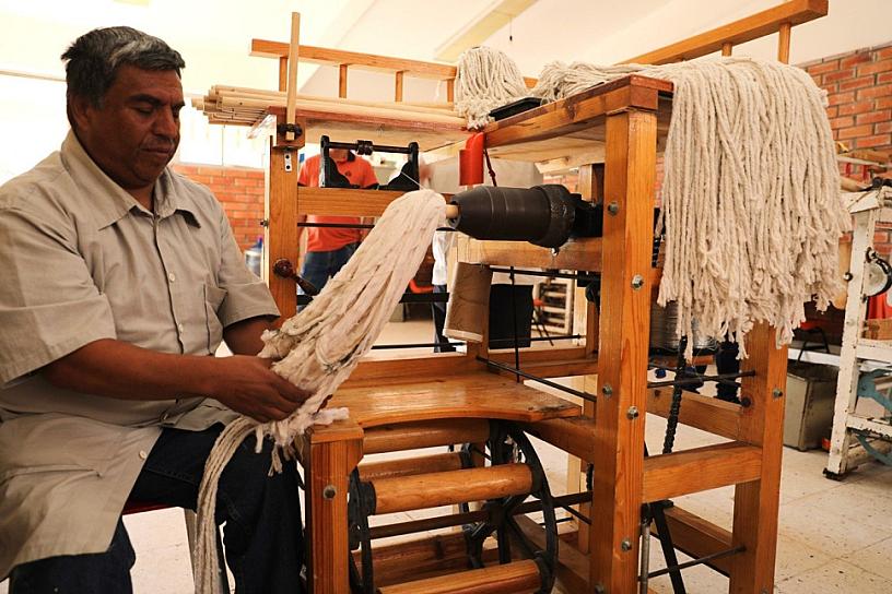 EL ARTE DE ELABORAR TRAPEADORES DESDE LA DISCAPACIDAD Y EL AUTISMO