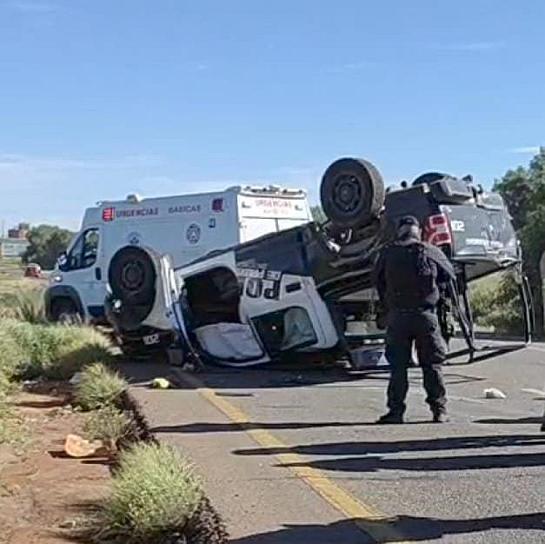 EMBISTE TRÁILER A PATRULLA DE LA POLICÍA MUNICIPAL 