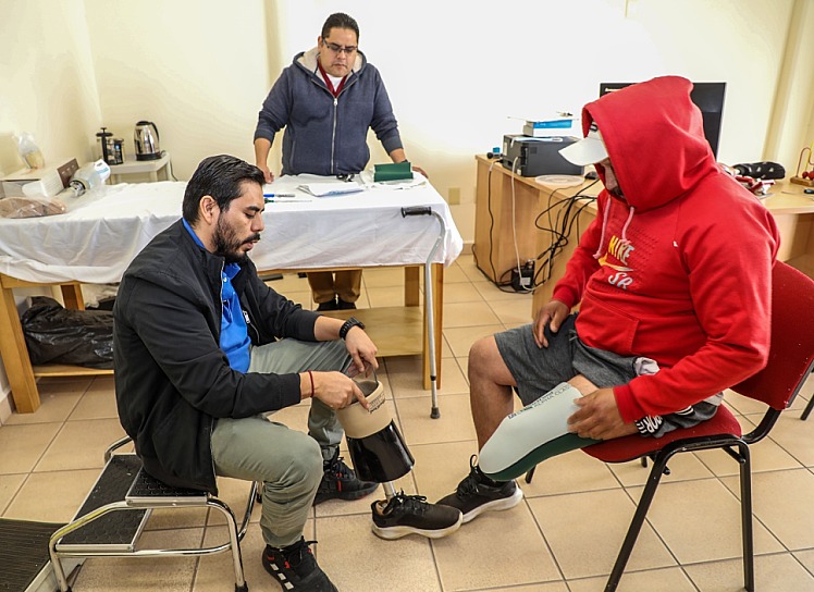 ENTREGAN PRÓTESIS DE PRUEBA A 30 PACIENTES DEL CREE