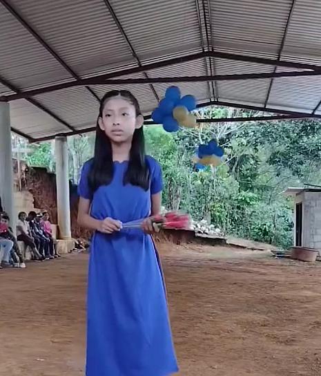 EMOTIVA CELEBRACIÓN EN COMUNIDAD PARA SU ÚNICA GRADUADA DE PRIMARIA