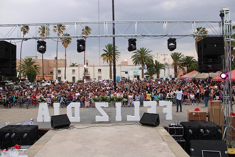 EMOTIVO FESTEJO A MADRES LORETENSES