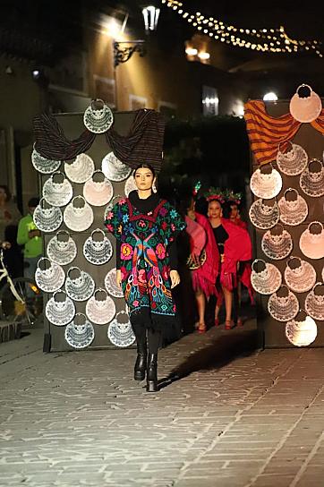 REALIZAN PASARELA DE MODA AL ESTILO JEREZANO