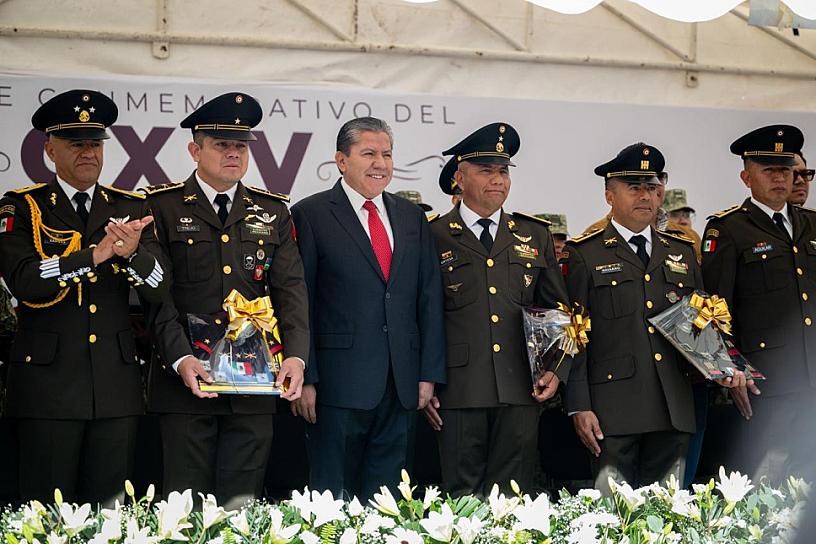 ENCABEZA DAVID MONREAL CEREMONIA DE IMPOSICIÓN DE INSIGNIAS MILITARES