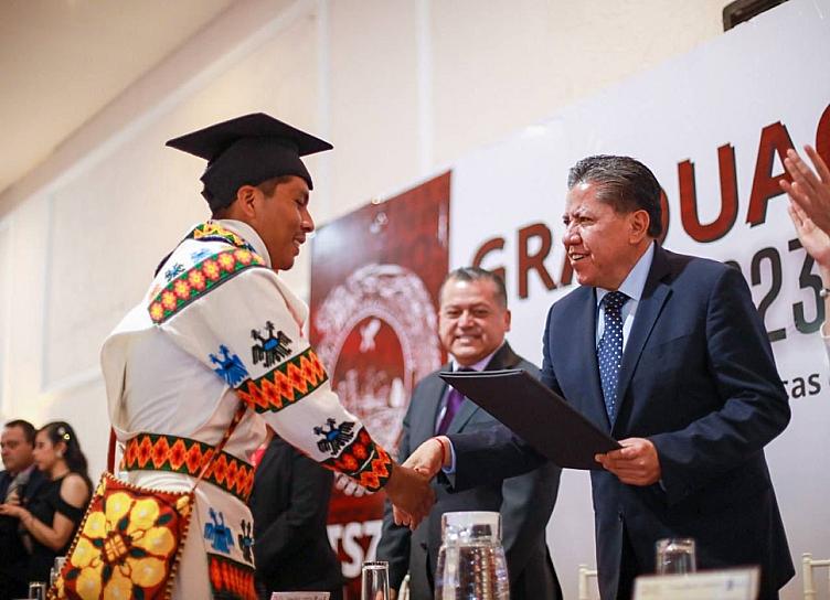 ENCABEZA DAVID MONREAL GRADUACIÓN EN EL ITSZ SUR