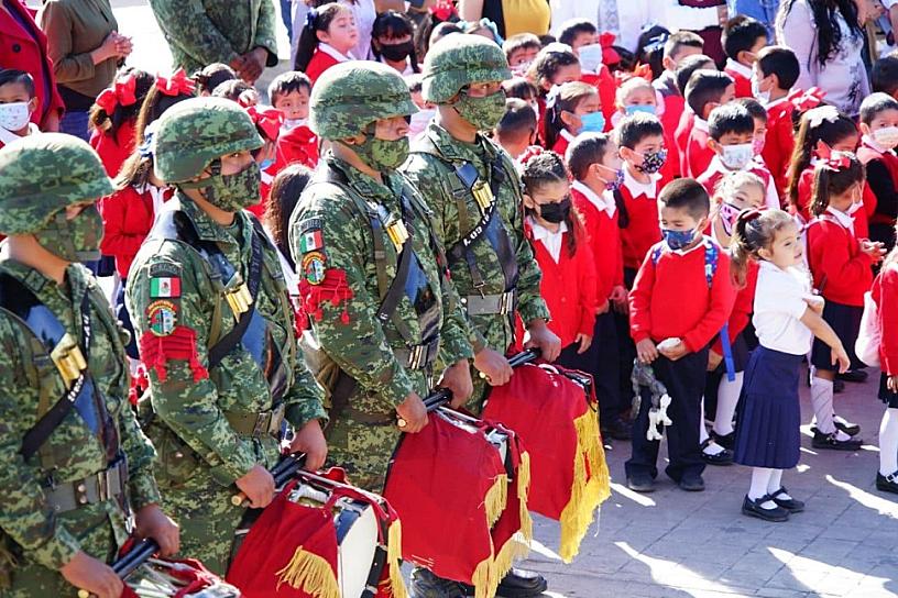 ENCABEZA DAVID MONREAL HONORES A LA BANDERA EN JIMÉNEZ DEL TEUL 