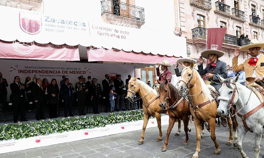 ENCABEZA GOBERNADOR DESFILE CÍVICO MILITAR 