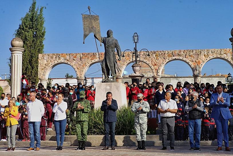 ENCABEZA GOBERNADOR HONORES A LA BANDERA EN MIGUEL AUZA 
