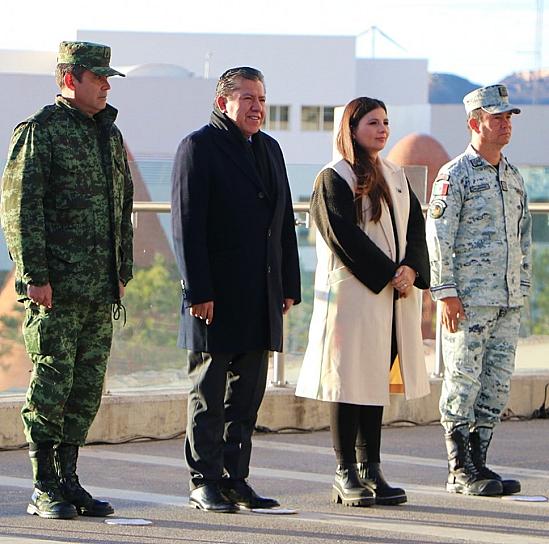 ENCABEZA GOBERNADOR HONORES A LA BANDERA; REACTIVAN ATENCIÓN EN GOBIERNO DEL ESTADO