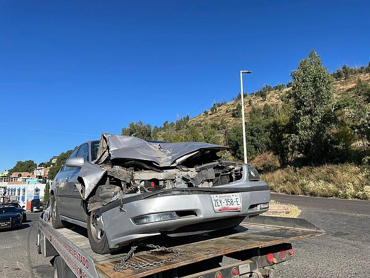 ENCANDILA EL SOL A CONDUCTOR Y SE INCRUSTA ABAJO DE UN TRÁILER EN ZACATECAS 