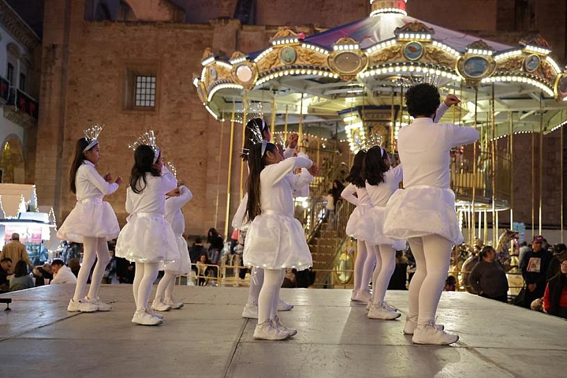 Encantan infancias de Casa Cuna “Plácido Domingo” con presentación navideña en Plaza de Armas 