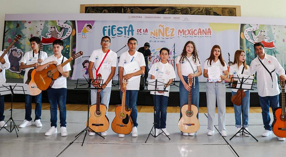 ENCANTA RONDALLA ZACATECANA EN LA FIESTA DE LA NIÑEZ MEXICANA, CELEBRADA EN LOS PINOS