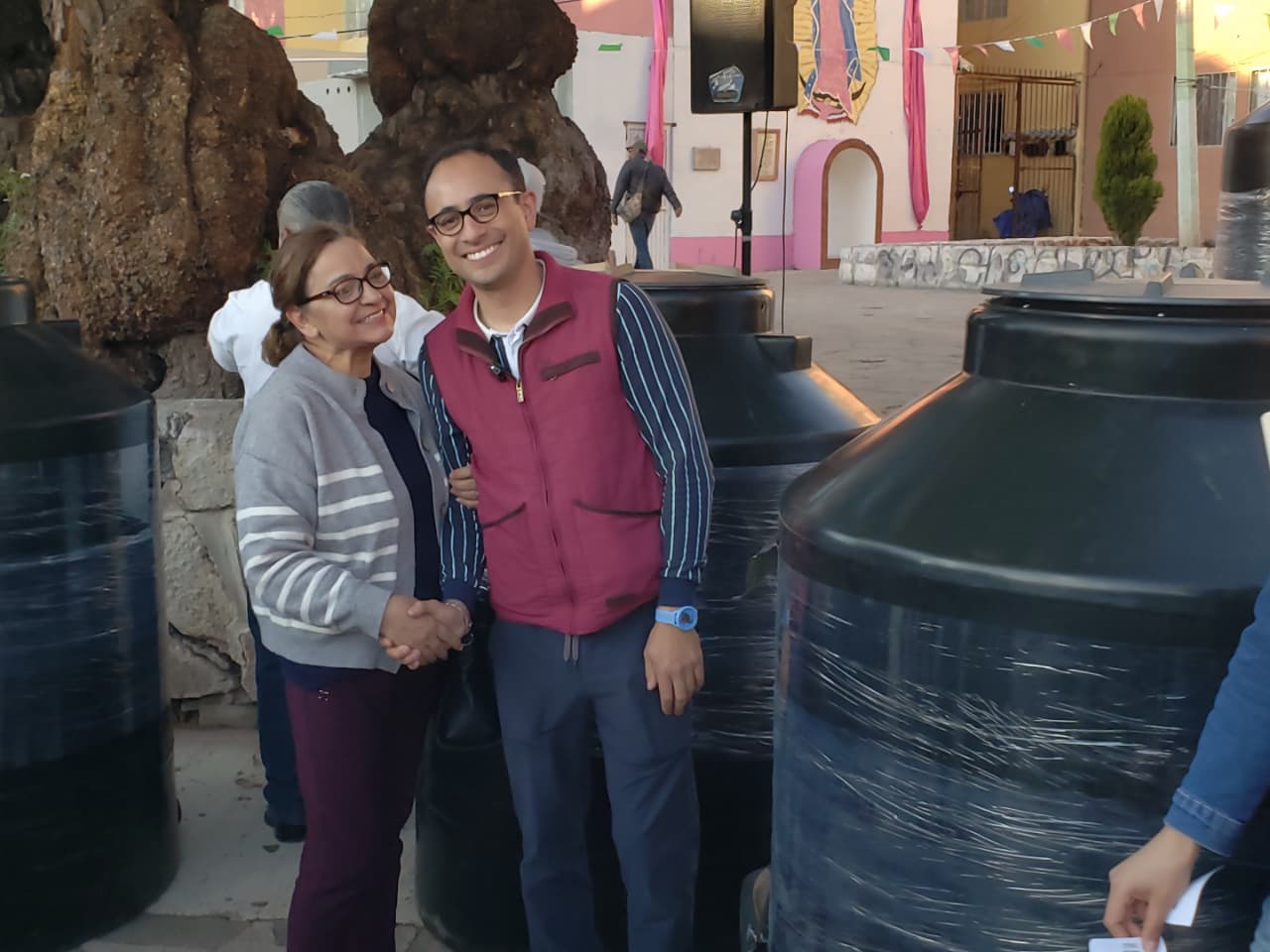 IMPULSA ELEAZAR LIMONES ENTREGA DE TINACOS EN GUADALUPE