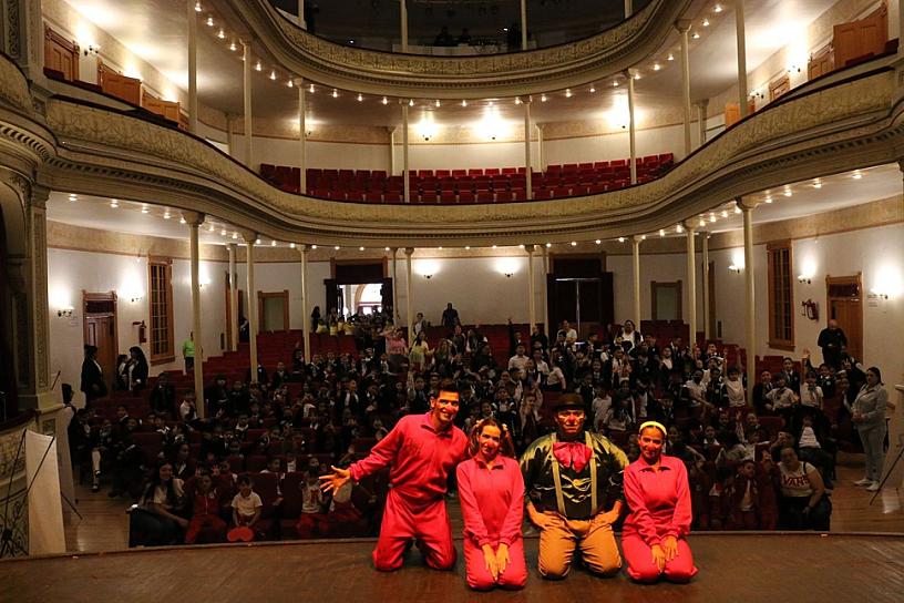 ENCANTA Y DIVIERTE LA DANZA CLOWN DE TRASHUMANTES, EN EL FESTIVAL REVUELO REVOLTOSO 