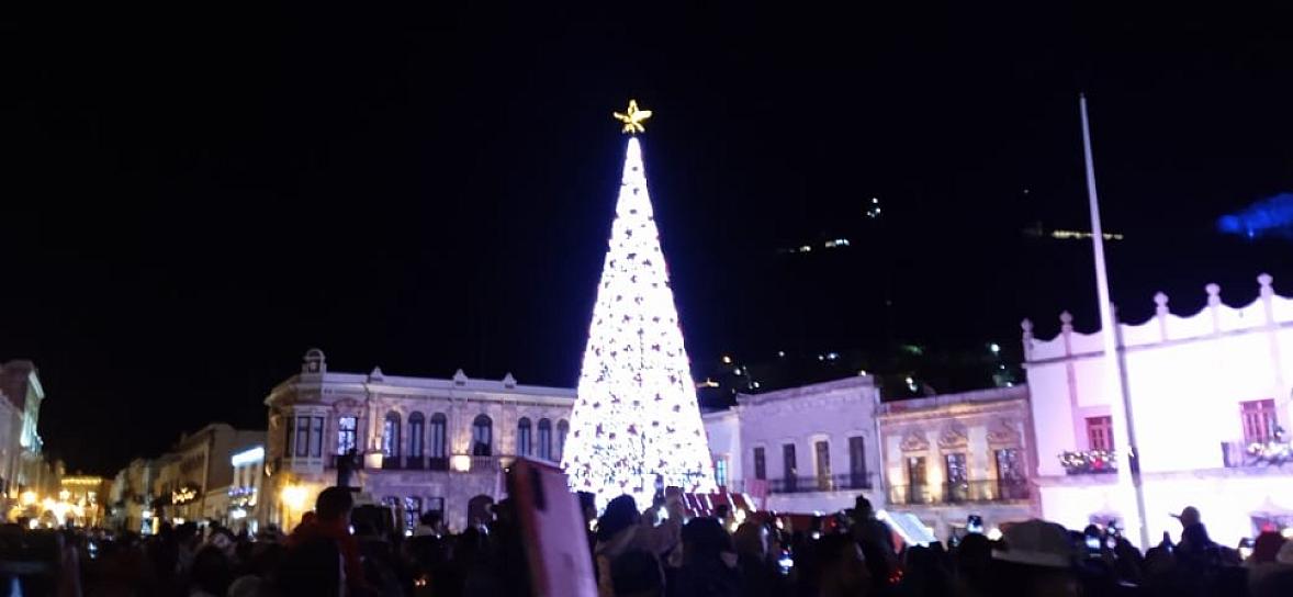 ENCIENDEN ILUMINACIÓN NAVIDEÑA EN EL CENTRO HISTÓRICO
