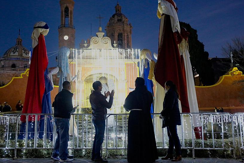 ENCIENDE PEPE SALDÍVAR NACIMIENTO MONUMENTAL EN EL JARDÍN JUÁREZ DE GUADALUPE