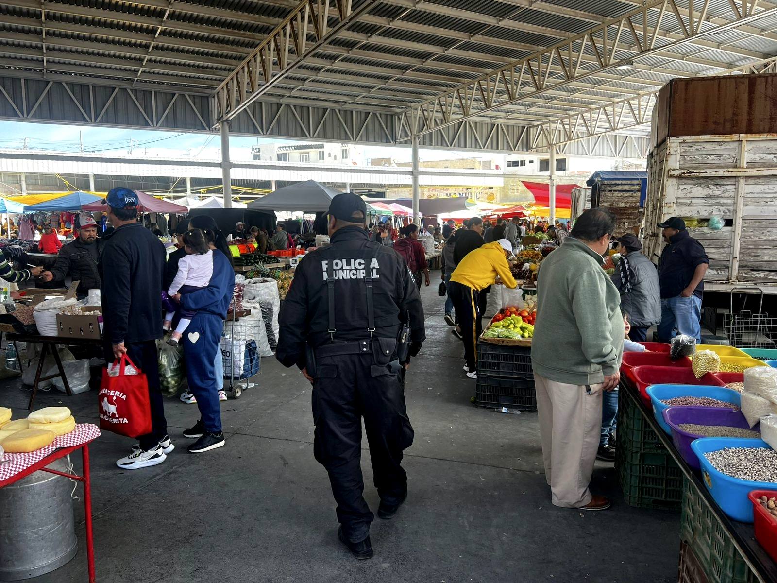 REFUERZA POLICÍA MUNICIPAL VIGILANCIA EN MERCADO DE ABASTOS