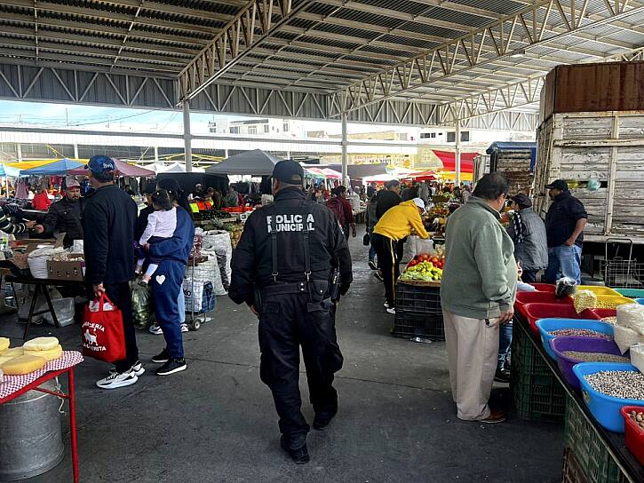 REFUERZA POLICÍA MUNICIPAL VIGILANCIA EN MERCADO DE ABASTOS
