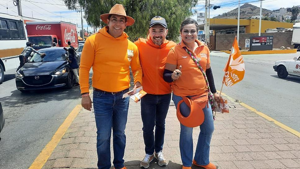 EN EL CRUCERO DEL ORITO, JUAN DEL REAL PEGA CALCAS 