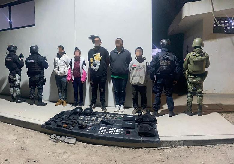 EN FRESNILLO, DETIENEN A CINCO PERSONAS, ASEGURAN DROGAS Y ARMAMENTO 